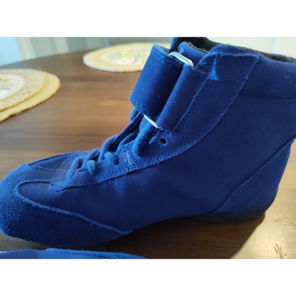 Athletic_Shoes